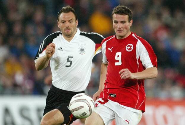 Jens Nowotny (Deutschland, li.) gegen Alexander Frei (Schweiz) Fußball Länderspiel Herren Freundschaftsspiel 2004, Test, Testspiel, Länderspiel, Nationalmannschaft, Nationalteam, Gruppe Basel Dynamik