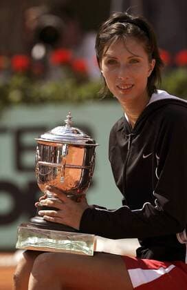 Siegerin Anastasia Myskina (Rußland) schreibt Sportgeschichte und gewinnt mit den French Open als erste Russin überhaupt ein Grand Slam Turnier Tennis Damen French Open 2004, Grand Slam, WTA-Tour, Finale Einzelbild Roland Garros Paris Freude, Begeisterung,