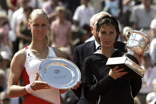 Siegerin Anastasia Myskina (re.) und Elena Dementieva (Rußland) schreiben mit dem ersten rein russischen Endspiel bei einem Grand Slam Turnier Tennisgeschichte Tennis Damen French Open 2004, Grand Slam, WTA-Tour, Finale Gruppe Roland Garros Paris Freude,