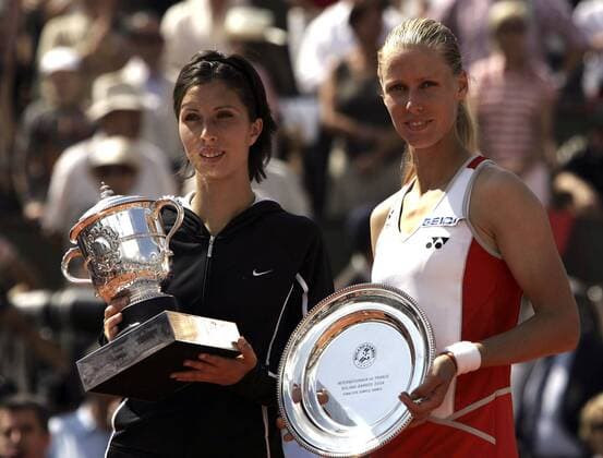 Siegerin Anastasia Myskina (li.) und Elena Dementieva (beide Rußland) schreiben mit dem ersten rein russischen Endspiel bei einem Grand Slam Turnier Tennisgeschichte Tennis Damen French Open 2004, Grand Slam, WTA-Tour, Finale Gruppe Roland Garros Paris Freude,