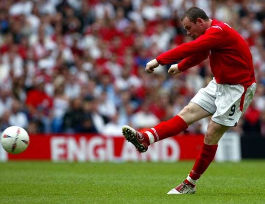 Wayne Rooney (England) zieht ab Fußball Länderspiel Herren Länderspiel 2004, Nationalmannschaft, Nationalteam, Nationaltrikot, Testspiel, Freundschaftsspiel Einzelbild Manchester Dynamik,