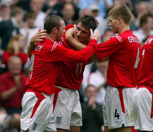 Torjubel England, v. li.: Wayne Rooney, Frank Lampard und Steven Gerrard Fußball Länderspiel Herren Länderspiel 2004, Nationalmannschaft, Nationalteam, Nationaltrikot, Testspiel, Freundschaftsspiel Gruppe Manchester Freude,