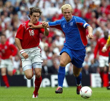Eidur Gudjohnsen (Island, re.) gegen Owen Hargreaves (England) Fußball Länderspiel Herren Länderspiel 2004, Nationalmannschaft, Nationalteam, Nationaltrikot, Testspiel, Freundschaftsspiel Gruppe Manchester Dynamik, Kampf,