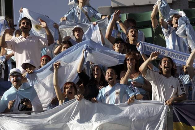 Argentiniens Tennisfans genießen lautstark das rein argentinische Finale der French Open 2004 Tennis Herren French Open 2004, Grand Slam, ATP-Tour, Finale, Endspiel, Argentinien, Vdig, Totale Roland Garros Paris Begeisterung, Freude,