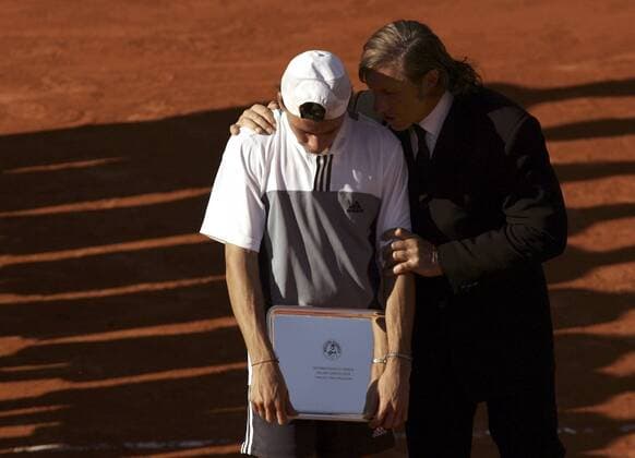 Der enttäuschte Zweitplazierte Guillermo Coria (li.) wird nach der Niederlage von Landsmann Guillermo Vilas (beide Argentinien) in den Arm genommen Tennis Herren French Open 2004, Grand Slam, ATP-Tour, Sand, Sandplatz, Sandplatztennis, Sandplatzturnier, Vdig, Gruppe Roland Garros Paris, Finale, Endspiel, Enttäuschung,
