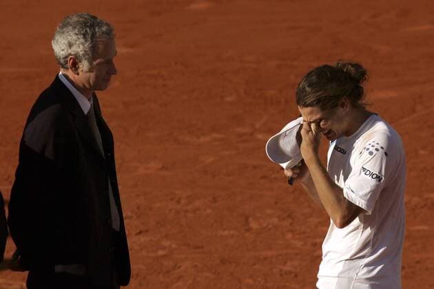 Gaston Gaudio (Argentinien, re.) weint nach dem Triumph bei den French Open 2004, li. John McEnroe (USA) als stiller Teilhaber Tennis Herren French Open 2004, Grand Slam, ATP-Tour, Sand, Sandplatz, Sandplatztennis, Sandplatzturnier, Vdig, Gruppe Roland Garros Paris Freude,