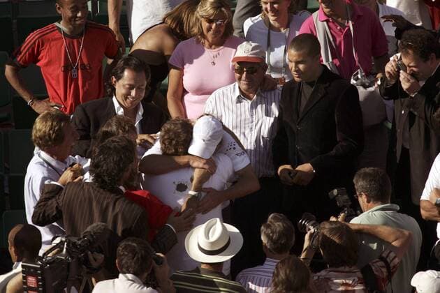 Gaston Gaudio (Mitte) klettert nach dem Triumph bei den French Open 2004 auf die Tribüne und umarmt Trainer Franco Davin (beide Argentinien) Tennis Herren French Open 2004, Grand Slam, ATP-Tour, Finale, Endspiel, Vdig, Totale Roland Garros Paris Begeisterung, Freude,