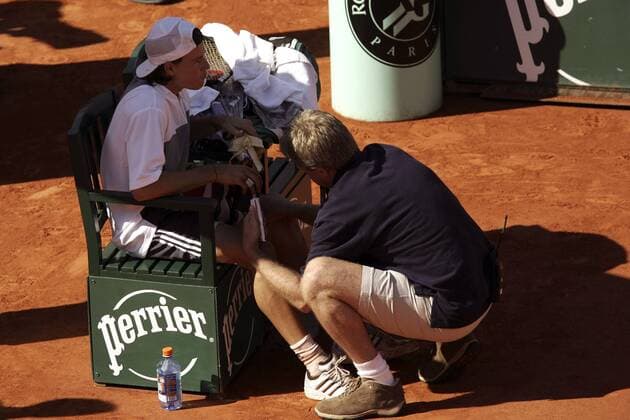 Guillermo Coria (Argentinien) muss vom Turnierarzt Per Bastholt (Dänemark) nach einer Oberschenkelzerrung behandelt werden Tennis Herren French Open 2004, Grand Slam, ATP-Tour, Sand, Sandplatz, Sandplatztennis, Sandplatzturnier, Vdig, Gruppe Roland Garros Paris