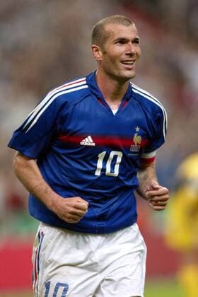 Zinedine Zidane (Frankreich) - Torjubel Fußball Länderspiel Herren Länderspiel 2004, Testspiel, Test, Freundschaftsspiel, Nationalmannschaft, Nationalteam, Einzelbild Paris, Saint Denis, St. Freude,  
