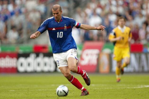 Zinedine Zidane (Frankreich) am Ball Fußball Länderspiel Herren Länderspiel 2004, Testspiel, Test, Freundschaftsspiel, Nationalmannschaft, Nationalteam, Einzelbild Paris, Saint Denis, St. Dynamik,  