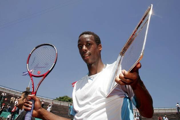 Gael Monfils (Frankreich) hält stolz die Siegertrophäe der French Open 2004 in den Händen Tennis Herren French Open 2004, Grand Slam, Finale, Endspiel, Junioren, Nachwuchs, Jugend, Vdig, Einzelbild Roland Garros Paris Freude,  