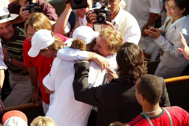 Gaston Gaudio (Mitte) klettert nach dem Triumph bei den French Open 2004 auf die Tribüne und umarmt Trainer Franco Davin (beide Argentinien) Tennis Herren French Open 2004, Grand Slam, ATP-Tour, Finale, Endspiel, Vdig, Gruppe Roland Garros Paris Begeisterung, Freude,  