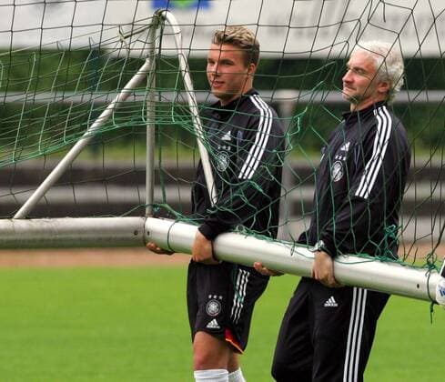 Lukas Podolski (li.) und Teamchef Rudi Völler (Deutschland) packen gemeinsam an Fußball EM Herren Euro 2004, Nationalmannschaft, Nationalteam, Vorbereitung, Training, Trainingslager, Gruppe Winden Elztal