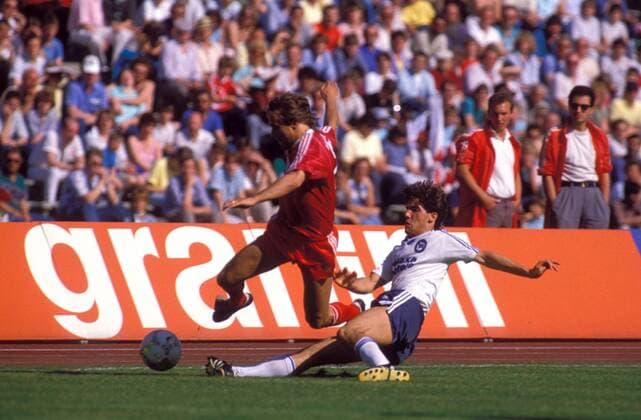 Hans-Dieter Flick (li., Bayern) gegen Karl-Heinz Riedle (Sp.Vg. Blau-Weiß 90 Berlin) Fußball 1. BL Herren Saison 1986 1987, FC Bayern München - SV BW 90 Berlin 2:0 Gruppe Hansi München Dynamik, Kampf