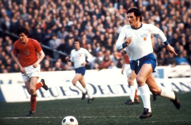Reinhard Lauck (DDR) am Ball Fußball Länderspiel Herren Länderspiel 1974, Testspiel, Test, Freundschaftsspiel, Nationalmannschaft, Nationalteam Einzelbild DDR - CSSR 1:0, Tschechoslowakei Dresden Dynamik,