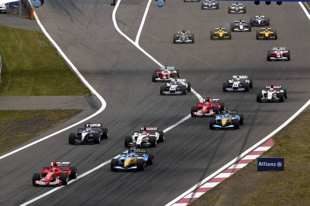 Start zum GP von Europa auf dem Nürburgring 2004: Michael Schumacher (Deutschland Ferrari) führt das Feld vor Jarno Trulli (Italien Renault), Takuma Sato (Japan BAR-Honda) und Kimi Räikkönen (Finnland McLaren-Mercedes) an Motorsport Grand Prix Herren Großer Preis von Europa 2004, Formel 1 Weltmeisterschaft, F1, F, GP, WM Totale Nürburgring Nürburg