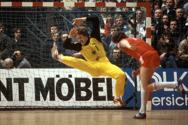 Torwart Klaus Wöller (li., BRD) ist beim Siebenmeter von Wladimir Below (UdSSR) machtlos Handball WM Herren Weltmeisterschaft 1982, Nationalmannschaft, Nationalteam, Nationaltrikot Gruppe Aufnahmedatum geschätzt Dortmund Dynamik,