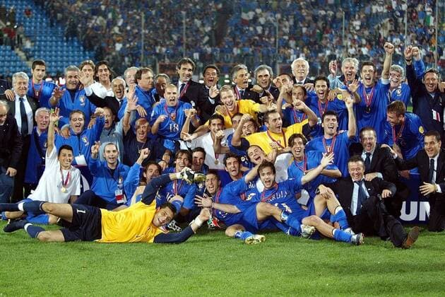 U21 Europameister Italien - Trainer Claudio Gentile (hi. Mitte) und seine Spieler bejubeln den Titelgewinn Fußball EM Herren U 21 Europameisterschaft 2004, Nationalmannschaft, Nationalteam, Nationaltrikot, Italien Totale Finale, Endspiel Bochum Begeisterung, Freude,