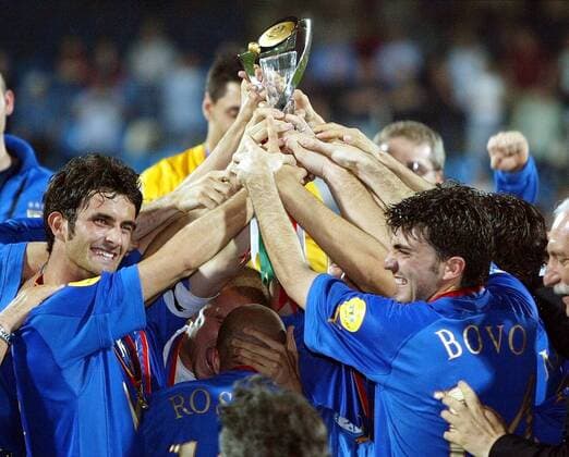 Europameister Simone del Nero (li.) und Cesare Bovo (beide U21 Italien) mit dem Pokal Fußball EM Herren U 21 Europameisterschaft 2004, Nationalmannschaft, Nationalteam, Nationaltrikot, Gruppe Finale, Endspiel Bochum Freude,