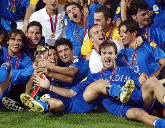 Siegesjubel U21 Italien u.a. mit Simone del Nero (Mitte), Alberto Gilardino (3.v.re.), Matteo Brighi (4.v.re.) und Christian Zaccardo (2.v.re.) Fußball EM Herren U 21 Europameisterschaft 2004, Nationalmannschaft, Nationalteam, Nationaltrikot, Finale, Endspiel Gruppe Bochum Begeisterung, Freude,