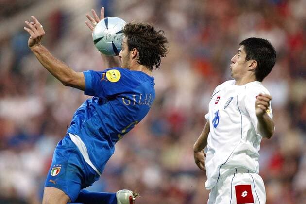 Alberto Gilardino (U21 Italien) kommt vor Milan Bisevac (U21 Serbien Montenegro) zum Kopfball Fußball EM Herren U 21 Europameisterschaft 2004, Nationalmannschaft, Italien - Serbien und Montenegro 3:0 Gruppe Bochum Dynamik,