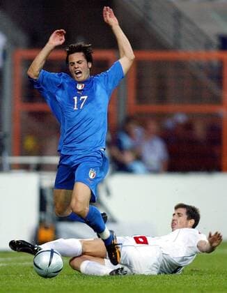 Giandomenico Mesto (U21 Italien, li.) wird von Nikola Mijailovic (U21 Serbien Montenegro) rüde gefoult Fußball EM Herren U 21 Europameisterschaft 2004, Nationalmannschaft, Italien - Serbien und Montenegro 3:0 Gruppe Bochum Dynamik, Kampf,