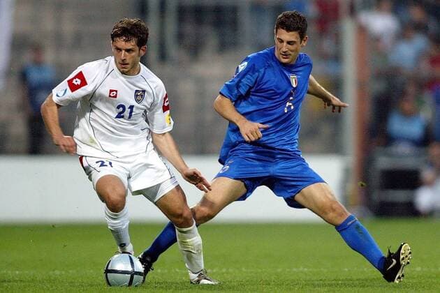 Daniele Bonera (U21 Italien, re.) gegen Radomir Djalovic (U21 Serbien Montenegro) Fußball EM Herren U 21 Europameisterschaft 2004, Nationalmannschaft, Italien - Serbien und Montenegro 3:0 Gruppe Bochum Dynamik,