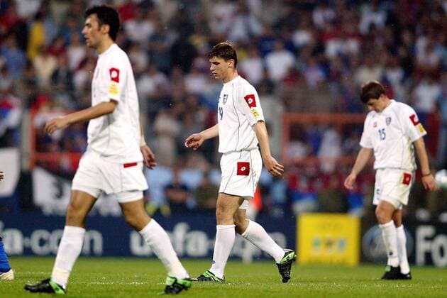 Branislav Ivanovic (Mitte), Milovanovic (re.) und Basa (alle U21 Serbien Montenegro) verlassen enttäuscht den Platz Fußball EM Herren U 21 Europameisterschaft 2004, Nationalmannschaft, Nationalteam, Serbien und Montenegro Gruppe Bochum Enttäuschung,