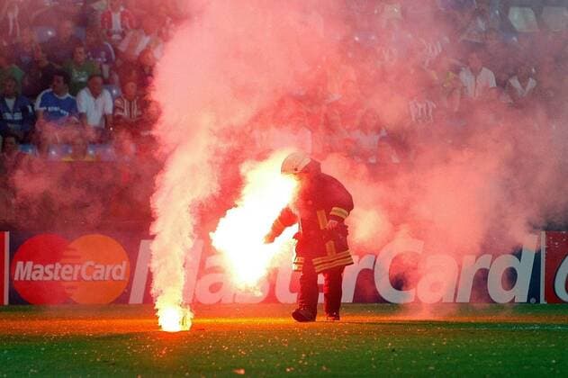 Feuerwehrmann muß die brennenden Feuerwerkskörper vom Spielfeld entsorgen Fußball EM Herren U 21 Europameisterschaft 2004, Finale, Endspiel, Einzelbild Brandsatz, Leuchtrakete, Leuchtraketen Bochum