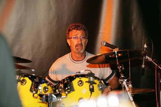 Eddie Jordan (Irland Jordan-Cosworth) sorgt am Schlagzeug seiner Band V10 für musikalische Unterhaltung Motorsport Grand Prix Herren Großer Preis von Europa 2004, Formel 1 Weltmeisterschaft, F1, F, GP, WM Einzelbild Nürburgring Nürburg