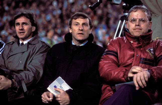 Dresdner Bank v.re.: Mannschaftsarzt Dr. Wolfgang Klein, Trainer Eduard Geyer und Assistent Reinhard Häfner - DEUTSCHSPRACHIGE SPORTZEITSCHRIFTEN UND -ZEITUNGEN NUR NACH RÜCKSPRACHE Fußball EC 3 Herren UEFA-Cup 1988 1989, Stuttgart - SG Dynamo Dresden 1:0, Pokal, Europacup, Europapokal, Vdia Gruppe Stuttgart