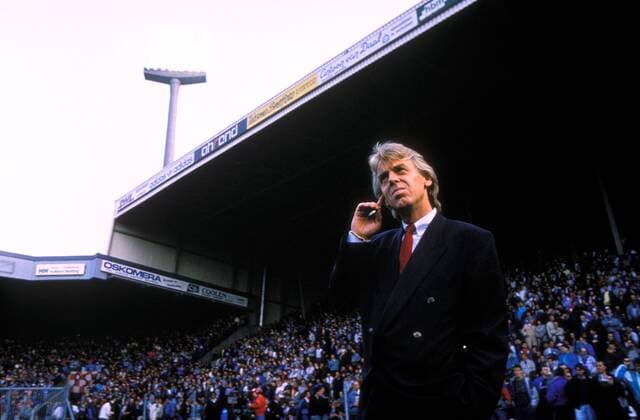 Trainer Leo Beenhakker (Real Madrid) nachdenklich Fußball EC 1 Herren Europapokal der Landesmeister 1987 1988, Europacup, Halbfinale, Eindhoven - CF Real Madrid 0:0 Einzelbild Eindhoven Nachdenklichkeit,