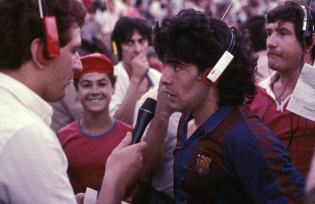 Diego Maradona (FC Barcelona) gibt nach Spielende Interviews Fußball Herren DEUTSCHSPRACHIGE SPORTZEITSCHRIFTEN UND -ZEITUNGEN NUR NACH RÜCKSPRACHE, Primera Division 1983 1984 Gruppe 1. Spanische Liga Palma de Mallorca