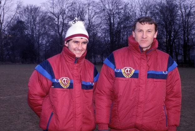 Trainer Eduard Geyer (re.) und Assistent Reinhard Häfner (beide Dresden) gut gelaunt - DEUTSCHSPRACHIGE SPORTZEITSCHRIFTEN UND -ZEITUNGEN NUR NACH RÜCKSPRACHE Fußball Herren DDR-Oberliga 1989 1990, SG Dynamo Dresden, Training, Vdig Gruppe Dresden