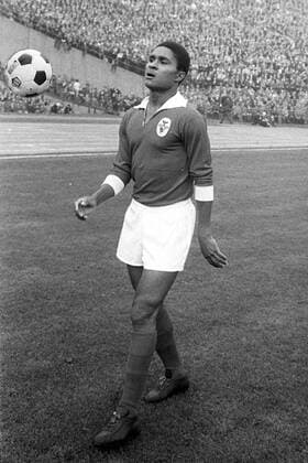 Eusebio Ferreira da Silva (Benfica Lissabon) am Ball Fußball Herren Saison 1962 1963, 1. Portugiesische Liga, Benfica Lissabon, Vneg, Vsw Einzelbild Lissabon
