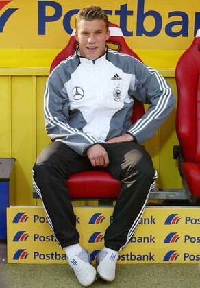 Lukas Podolski (Deutschland) auf der Ersatzbank Fußball Länderspiel Herren Nationalmannschaft 2004, Nationalteam, Länderspiel, Test, Testspiel, Freundschaftsspiel, Einzelbild Kaiserslautern