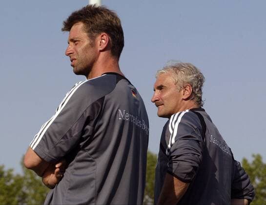 Bundestrainer Michael Skibbe (li.) und Teamchef Rudi Völler (beide Deutschland) skeptisch Fußball EM Herren Euro 2004, Europameisterschaft, Nationalmannschaft, Nationalteam, Vorbereitung, Training Gruppe Faro, Almancil Skepsis,