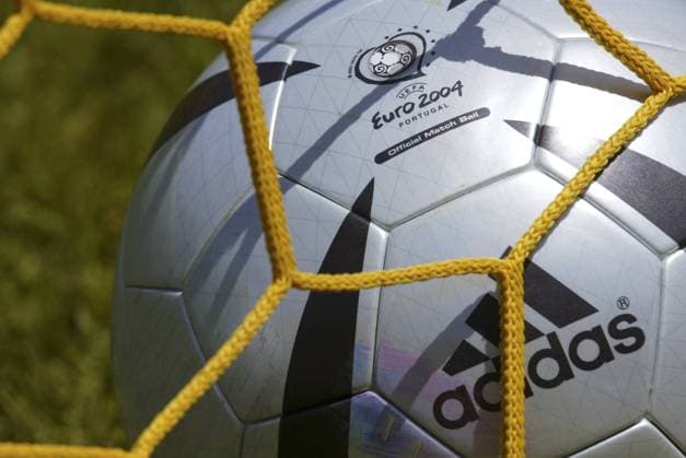 Ein Adidas Roteiro Ball, offizieller Spielball der Euro 2004, im Tornetz Fußball EM Herren Euro 2004, Europameisterschaft, Vorbereitung, Training Einzelbild Lissabon