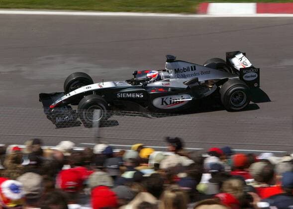 Kimi Räikkönen (Finnland McLaren-Mercedes) rast in seinem Rennwagen an den Fans vorbei Motorsport Grand Prix Herren Großer Preis von Kanada 2004, Formel 1 Weltmeisterschaft, F1, F, GP, WM, Freies Training, Vdig, Einzelbild Montreal Dynamik,