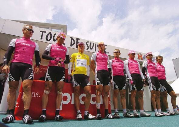 Team T Mobile - v.li.: Steffen Wesemann, Jan Ullrich (beide Deutschland), Alexander Winokurow (Kasachstan), Santiago Botero (Kolumbien), Sergej Ivanov (Rußland), Tobias Steinhauser (Deutschland), Giuseppe Guerini und Daniele Nardello (beide Italien) Radsport Herren Tour de Suisse 2004, Rundfahrt, Straßenradsport, Straße, Rad, Präsentation, Vorstellung Gruppe 1. Etappe Sursee - Beromünster