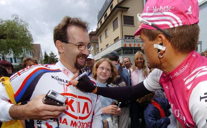 Jan Ullrich (Deutschland T Mobile, re.) gibt einem Fan ein Autogramm auf dessen Trikot Radsport Herren Tour de Suisse 2004, Rundfahrt, Straßenradsport, Straße, Rad Gruppe 1. Etappe Sursee - Beromünster