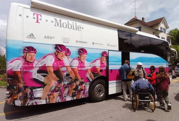 Mannschaftsbus von T Mobile mit den Konterfeis von v.li.: Alexander Winokurow (Kasachstan), Jan Ullrich, Matthias Kessler und Erik Zabel (alle Deutschland) Radsport Herren Tour de Suisse 2004, Rundfahrt, Straßenradsport, Straße, Rad Gruppe 1. Etappe Sursee - Beromünster