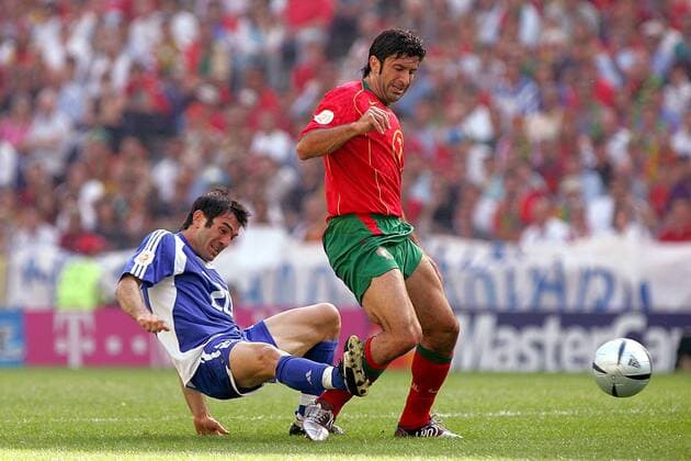 Luis Figo (Portugal, re.) gegen Georgios Karagounis (Griechenland) - VERÖFFENTLICHUNGSRECHTE NUR FÜR DEUTSCHE MEDIEN Fußball EM Herren Euro 2004, Europameisterschaft, Länderspiel, Nationalmannschaft, Nationalteam, Gruppe A Gruppe Porto Dynamik,