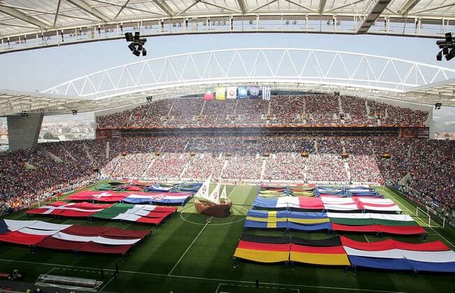 Zur Eröffnungsfeier im Estadio do Dragao der Europameisterschaft 2004 in Portugal werden die Nationalfahnen aller Teilnehmerländer präsentiert Fußball EM Herren Euro 2004, Europameisterschaft, Eröffnung, Eröffnungsfeier, Eröffnungsveranstaltung Totale Estadio do Dragao Porto