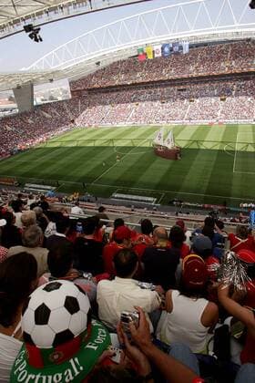 Zuschauer verfolgen das Rahmenprogramm während der Eröffnungsfeier der Europameisterschaft 2004 in Portugal im Estadio do Dragao Fußball EM Herren Euro 2004, Europameisterschaft, Eröffnung, Eröffnungsfeier, Eröffnungsveranstaltung Totale Estadio do Dragao Porto
