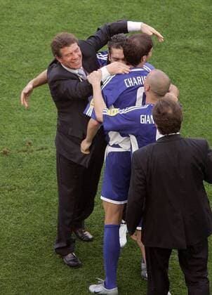 Nationaltrainer Otto Rehhagel (Griechenland, li.) jubelt zusammen mit seinen Spielern über den Auftaktsieg Fußball EM Herren Euro 2004, Europameisterschaft, Länderspiel, Nationalmannschaft, Nationalteam, Gruppe A Gruppe Porto Freude,