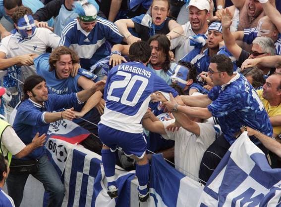 Torschütze Georgios Karagounis (Griechenland, Mitte) - Torjubel mit den Fans Fußball EM Herren Euro 2004, Europameisterschaft, Länderspiel, Nationalmannschaft, Nationalteam, Gruppe A Totale Porto Begeisterung, Freude,