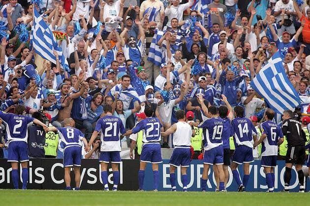 Schlußjubel Griechenland - die Spieler jubeln nach dem Auftaktsieg gemeinsam mit ihren Fans - VERÖFFENTLICHUNGSRECHTE NUR FÜR DEUTSCHE MEDIEN Fußball EM Herren Euro 2004, Europameisterschaft, Länderspiel, Nationalmannschaft, Nationalteam, Gruppe A Totale Porto Freude, Begeisterung