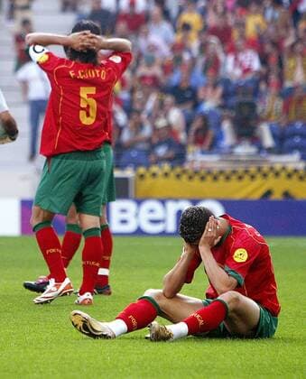 Cristiano Ronaldo (re.) und Fernando Couto (beide Portugal) enttäuscht nach Spielende - VERÖFFENTLICHUNGSRECHTE NUR FÜR DEUTSCHE MEDIEN Fußball EM Herren Euro 2004, Europameisterschaft, Länderspiel, Nationalmannschaft, Nationalteam, Gruppe A Gruppe Porto Enttäuschung, Verzweiflung,