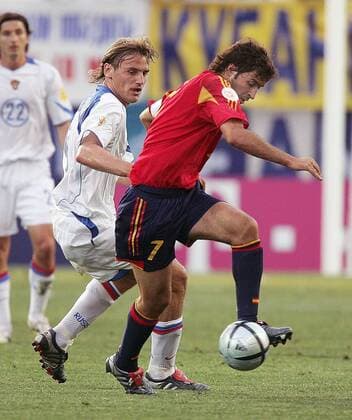 Raul Gonzalez (Spanien, re.) gegen Dmitri Bulykin (Rußland) Fußball EM Herren Euro 2004, Europameisterschaft, Länderspiel, Nationalmannschaft, Nationalteam, Gruppe A Gruppe Faro Dynamik,
